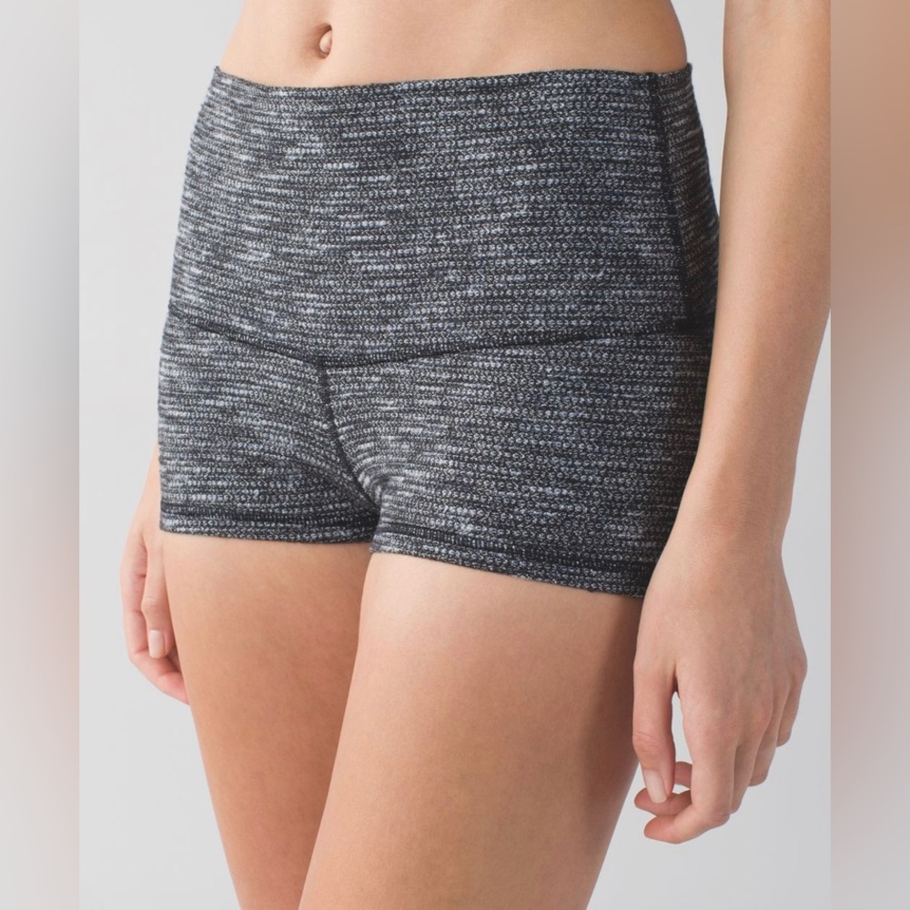 Lululemon Boogie Short (Roll Down) in Coco Pique Black White - size 2
